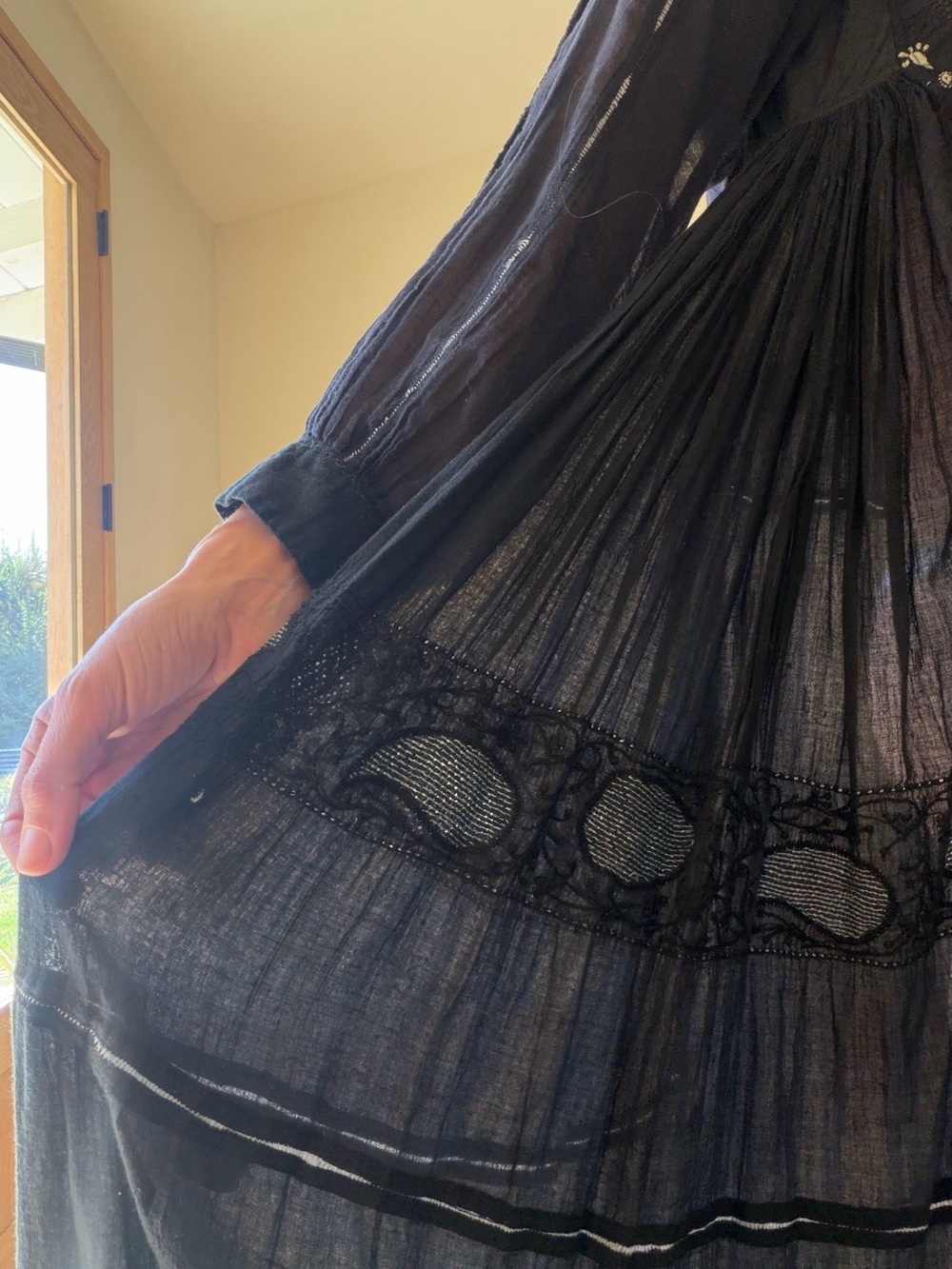 Elegant Black Long-Sleeve Midi Dress INJIRI - Picture 6 of 15